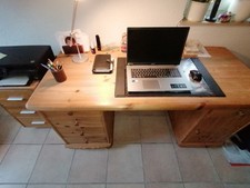 Schreibtisch mit Fach für